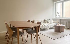Central 1Br Next To The Park